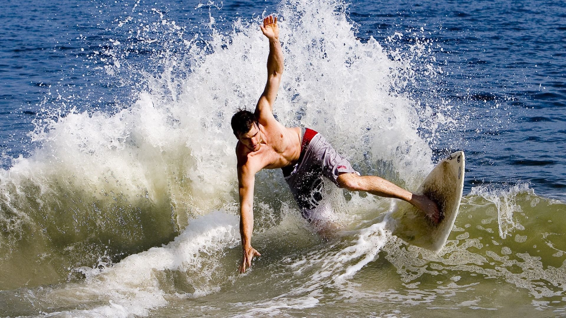 保守与激进：不同策略下的赛场对决，激进和保守怎么区分