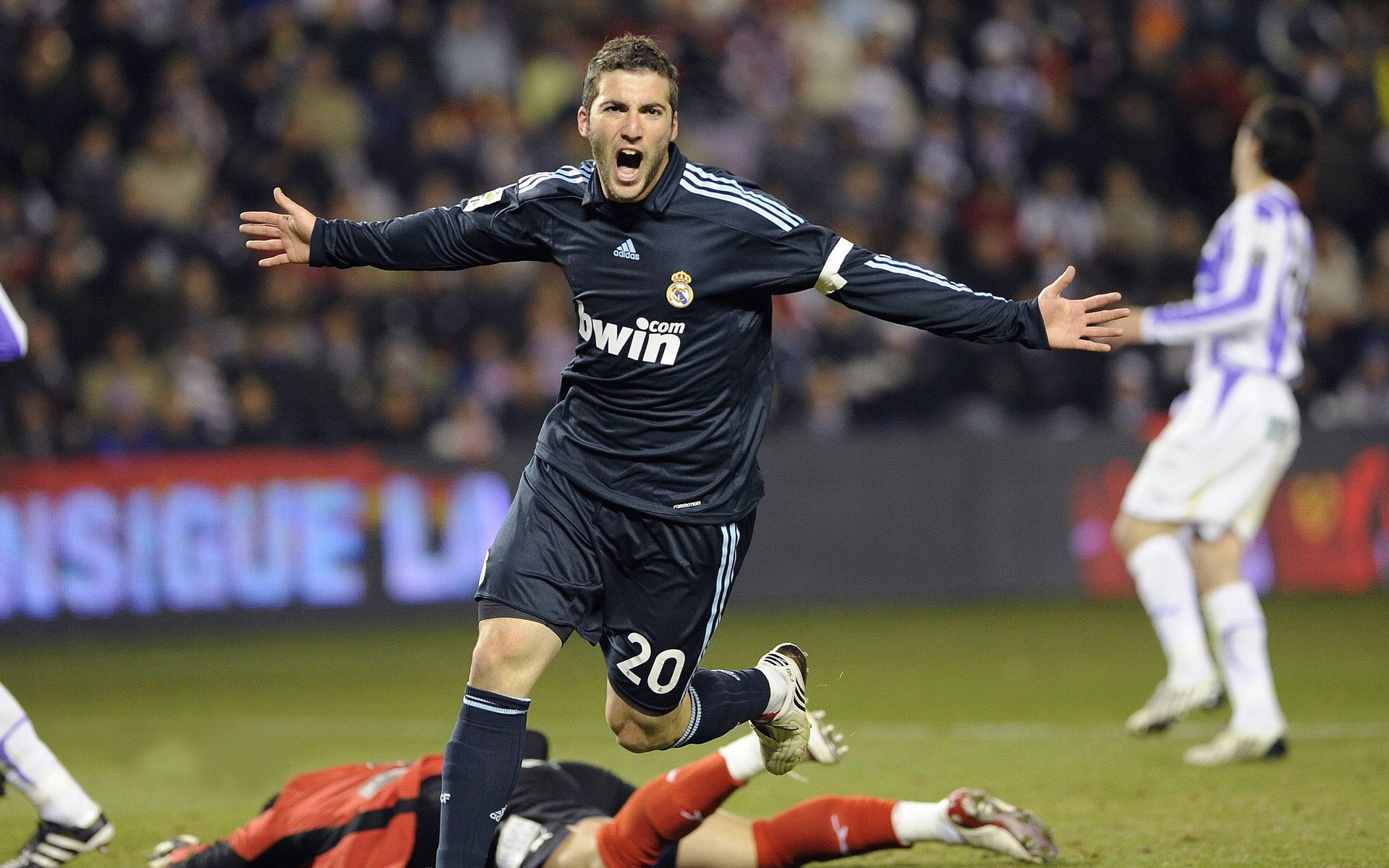 电竞赛事现场气氛火爆，粉丝尖叫不断，电竞赛事现场气氛火爆,粉丝尖叫不断